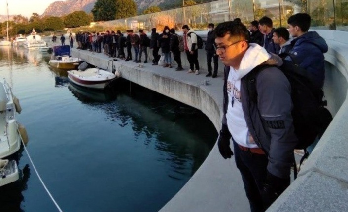 15 metrelik yelkenli tekneden 111 düzensiz göçmen çıktı