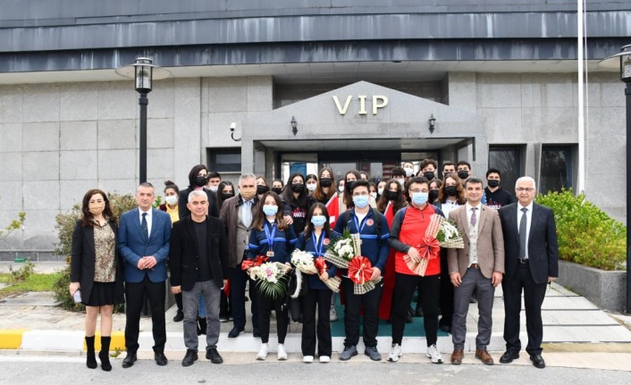 Yatağan’ın dünya rekortmeni okçuları çiçeklerle karşılandı