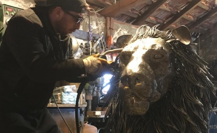 Aslan heykelini Galatasaray - Barcelona maçına yetiştirdiler 11 bin somunla 1 tonluk aslan heykeli yaptılar