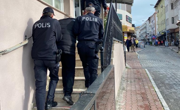 BIÇAKLI ŞÜPHELİ POLİSDEN KAÇAMADI