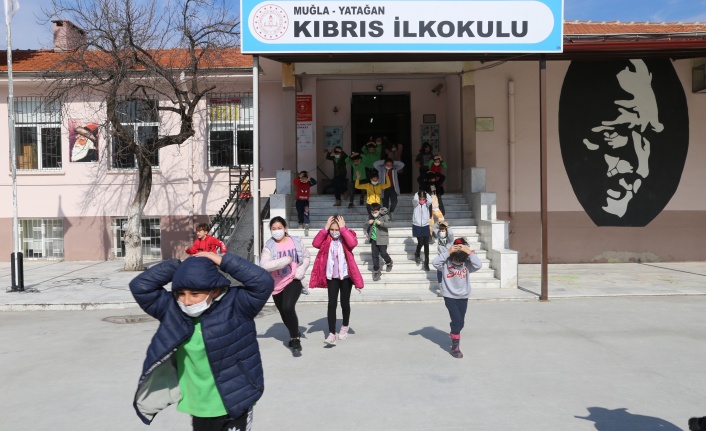 KIBRIS İLKOKULU’NDA TAHLİYE TATBİKATI YAPILDI