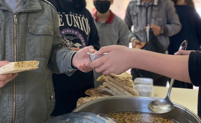 Öğrenciler öğlen yemeğinde üzüm hoşafı ve kuru ekmek yedi