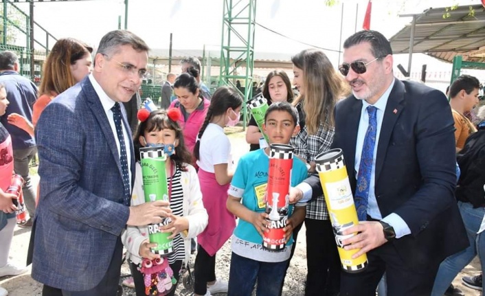 AK PARTİ MUĞLA’NIN HEDİYELERİ ÇOCUKLARI SEVİNDİRDİ