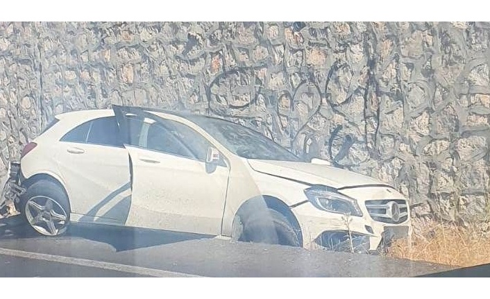 Kontrolden çıkan otomobil karşı şeride geçti