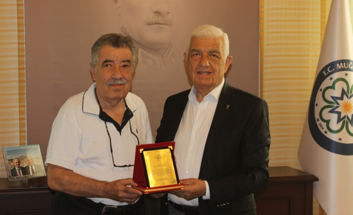 Başkan Gürün’den gazeteci Hüseyin Kocabıyık’a 55. yılı plaketi