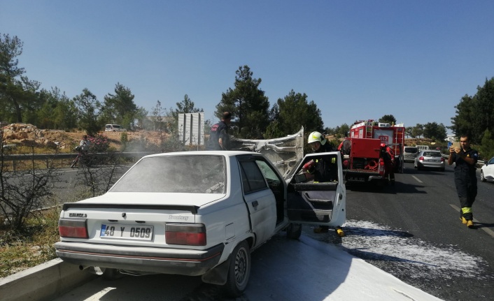 Yatağan’da seyir halindeki otomobil yandı