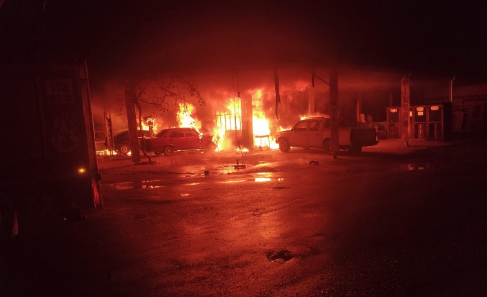 BAYIR SANAYİ SİTESİNDE YANGIN, 4 ARAÇ YANDI