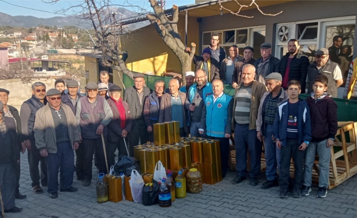 KENDİ ÜRETTİKLERİ ZEYTİNYAĞLARINI DEPREMZEDELERE GÖNDERDİLER