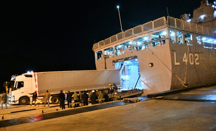 Muğla’dan Deprem Bölgesine Tıbbi Malzemeler ve İş Makineleri  Askeri Gemilerle yola çıktı