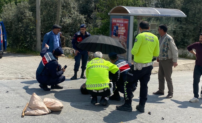 ŞEMSİYEYLE BAŞINDA BEKLEDİLER