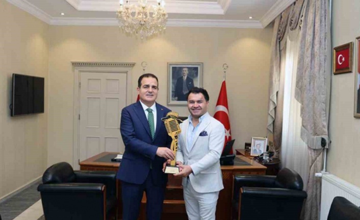 Muğla Valisi Akbıyık’a ’Alkışı Hak Eden Vali’ ödülü