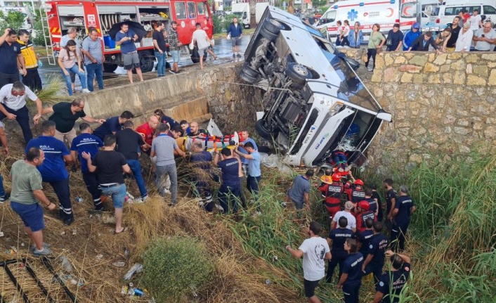 Bodrum’da midibüs dereye devrildi: 23 yaralı