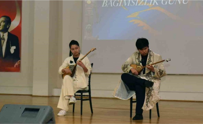 Kazak öğrenciler bağımsızlıklarını kutladı