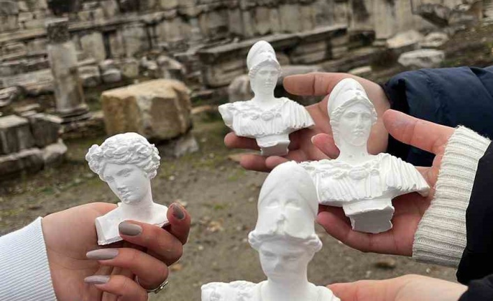 Stratonikeia antik kentinde, gençler seramik işledi