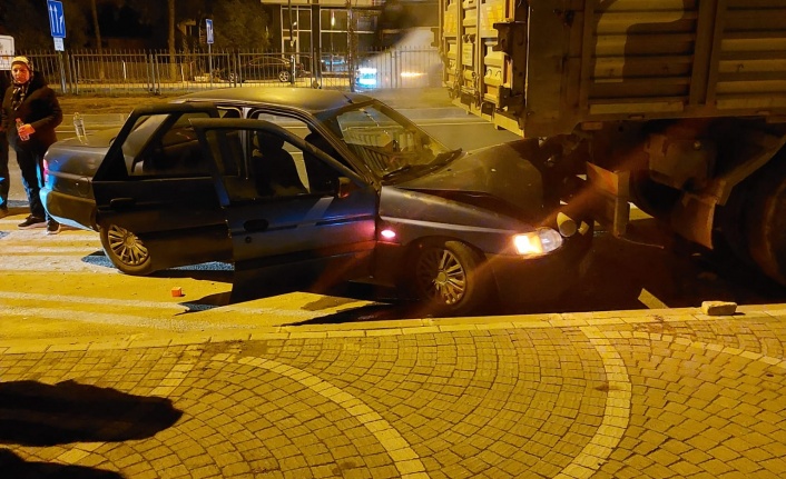 Tır, kör noktasına giren otomobile çarptı