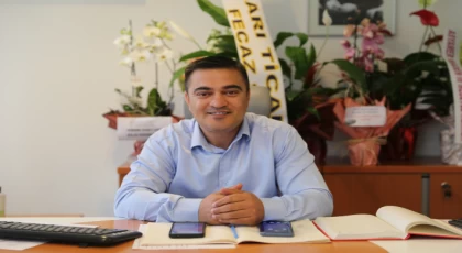 GİŞE YETKİLİSİ OLDUĞU BANKAYA MÜDÜR OLARAK GERİ DÖNDÜ