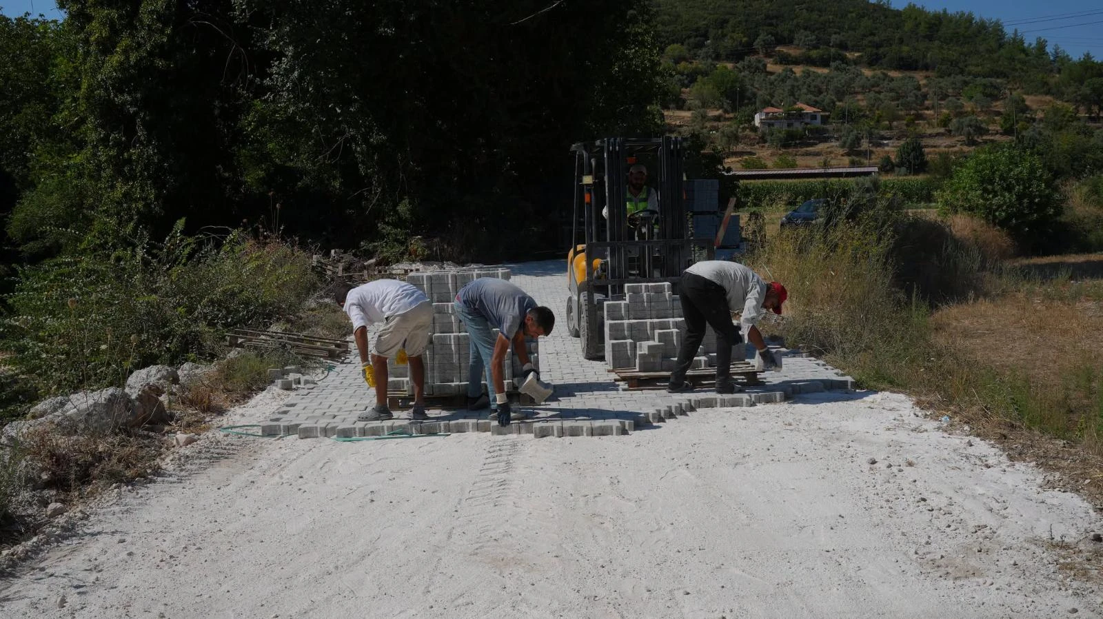 YATAĞAN’DA YAYLA VE ESKİHİSAR MAHALLELERİNDE YOL ÇALIŞMALARI SÜRÜYOR