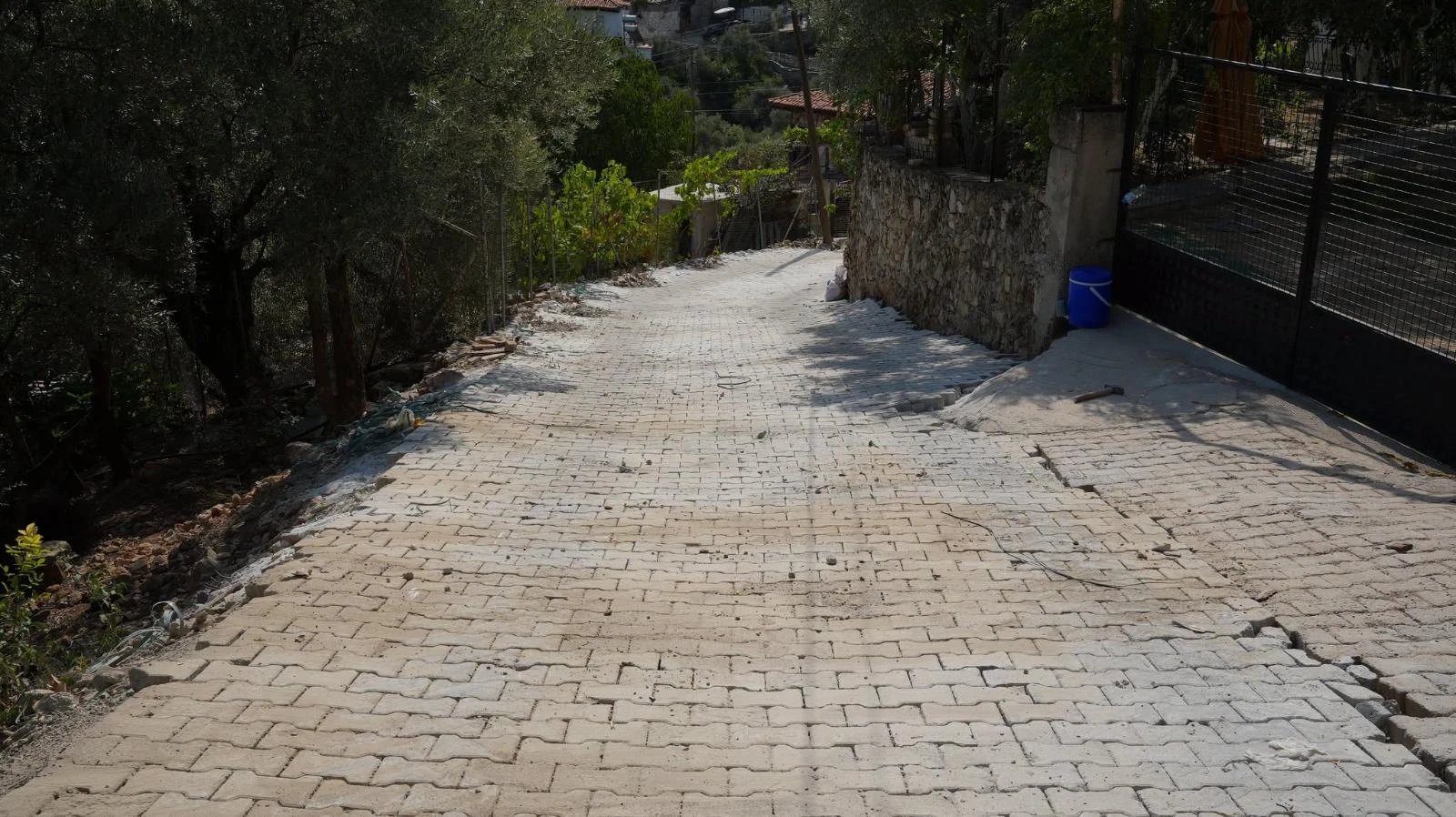 BOZÜYÜK MAHALLESİ’NDE KİLİTLİ BETON PARKE YOL ÇALIŞMALARI SÜRÜYOR